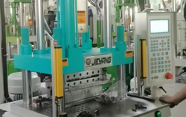 Types and Applications of Injection Molding Machines